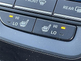 【シートヒーター】シートを温めてくれる暖房機器です!長時間座っていると負担が掛かりやすい背中や腰、または冬場などの寒い日に冷えやすい脚部に快適なぬくもりを伝えます。