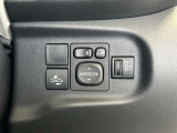 日本の駐車場は幅が広くないところが多くて、乗り降りが大変だったりしますよね。電動ミラーがあれば、室内でミラーをたためるので、駐車するときも便利ですね。