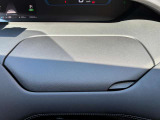 運転席の前にも嬉しいアッパーボックスがあります!小物を収納できるのはもちろん、USB電源ソケット付きなので運転しながらスマートフォンの充電ができちゃいます!