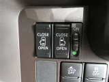 電動スライドドアのスイッチで車内からもスライドドアの開閉ができます。イージークローザー機能で半ドアになることも防止してくれます。