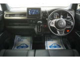 運転にかかわる様々な操作を安全に行えるように視点移動が少なく、操作性に配慮されたスイッチ類が凝縮されたコクピットです。