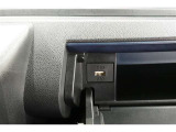 充電用USB端子付き。スマートフォンなどの充電に便利です。