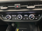 【左右独立型フルオートエアコン】運転席と助手席でそれぞれお好みの温度に設定可能。同乗者にも配慮した、快適な空調をお届け致します。