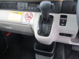 インパネシフトだから視線の移動も少なく足元もスッキリ♪運転席もゆったりしているのでゆとりを持ってドライブできますね!