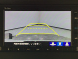 【バックカメラ】運転が苦手な方も車庫入れラクラクです!ギアをリバースに入れれば自動的に切り換わりますので、面倒な操作は不要です♪狭い駐車場もお車を傷つけず安心ですね!