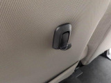 助手席シートバック荷物フック。手荷物をサッとかけたり、車内の置き傘やボックスティッシュの吊るし収納としても便利にお使いいただけます。