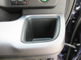 運転席側の手の届きやすい位置にもドリンクホルダーが付いています。