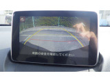 ギアをRに入れるとバックカメラの画面になりガイドが表示されますのでバック時も安心してください。視覚は大事ですね!