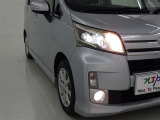 明るいライトが夜道を明るく照らしてくれます。 運転する上で、道路状況をいかに早く認識できるか重要なポイントです。 白色光が暗い道も明るく照らしてくれますよ。