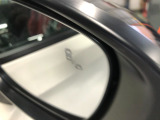 【ブラインドスポットインフォメーション】走行中に、斜め後ろの車を検知すると、ドアミラーのマーク点灯にてお知らせします。