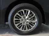 純正のアルミホイール装着車です。タイヤサイズは225/60R17です。