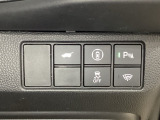 Hondaセンシング用の、VSA(ABS+TCS+横滑り抑制)解除と路外逸脱抑制機能のオンオフスイッチなどはハンドルの右側に装備しています。