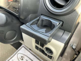 運転席・助手席の同じ位置に格納式のドリンクホルダーが付いています!取り出しやすい位置なのでとても便利です♪