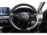 運転中もハンドルでの操作が可能です。特に高速道路等の目が離せない運転時には、便利さだけでなく、安全性も兼ね備えております。
