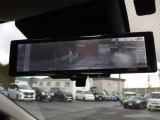 【インテリジェントルームミラー】後方のカメラ画像が映し出されるので、乗員や荷物でさえぎられがちな後方視界をクリアに保ちます♪