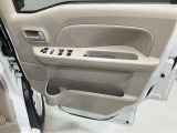 【運転席ドア】ボトルホルダーや収納ポケットが付いているので運転席周りもスッキリ保てます★