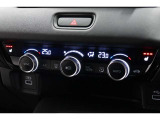 運転席と助手席の温度設定の変更が可能な左右独立タイプのデュアルエアコンです♪♪♪暑がりな人・寒がりな人も誰もが車内を快適にお過ごしいただけます♪♪♪