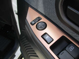 ドアミラーの鏡面の調節、格納は運転席からすべて操作できます!