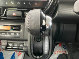 【インパネシフト】シフトがインパネにあるから足元が広々☆運転席から助手席への移動も楽にできちゃいますね☆運転に疲れたときはササッと代わってもらっちゃいましょう!