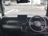 ドライバーを包み込むように、ディスプレーやスイッチ、コンソールを配置。座った瞬間から運転への期待が!空間そのものの心地よさにこだわっています。