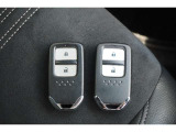 【スマートキー】キーをポケットやバッグに入れたまま車のドアの解錠・施錠、エンジンのON/OFFが行えます。