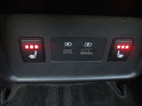 後席にもシートヒータ装備です。意外と早く温まります。