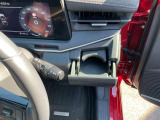 運転席側のドリンクホルダー。助手席にも、同様にドリンクホルダーが、ございます。
