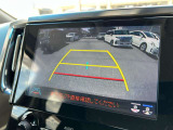 後方が見える安心をお届けするバックモニター付:バックするときのアシストラインも表示され楽々バック!車庫入れや縦列駐車をサポートし、苦手な駐車も安心です!