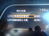 LDW(車線逸脱警報)が装備されておりドライバーが意図せずに白線を跨ぐと警告音で注意を促してくれます♪