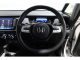 運転中もハンドルでの操作が可能です。特に高速道路等の目が離せない運転時には、便利さだけでなく、安全性も兼ね備えております。