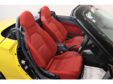 【運転席】ブラック/レッド基調のインテリアにヘッドレスト一体型のファブリックシート。シートリフターで座面の高さを調整可能です。シートヒーター・フロアマット付です。