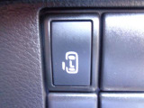 助手席側は電動オートスライドドアです。運転席からも操作できて便利です。
