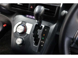 インパネシフトだから視線の移動も少なく足元もスッキリ♪運転席もゆったりしているのでゆとりを持ってドライブできますね!