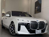 【BMWの伝統-1】BMWの特徴的な&ldquo;キドニーグリル&rdquo;は、80年以上続く伝統の形でございます。変わらないこだわりのデザインが、プレミアムブランド&ldquo;BMW&rdquo;を創り出します。