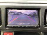 運転が苦手な方も車庫入れラクラクです!ギアをリバースに入れれば自動的にモニターが切り換わりますので、面倒な操作は不要です。狭い駐車場もお車を傷つけず安心です!
