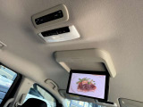 後席モニターも装着されています☆後部席にお乗りになってもTVやDVD等の映像が視聴可能です☆長旅のお供にも★後席にもエアコンが付いてます☆