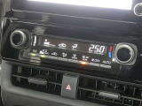 【オートエアコン】車内温度を感知して自動で温度調整をしてくれるのでいつでも快適な車内空間を創り上げます!どの席に座っても快適なドライブが楽しめます♪