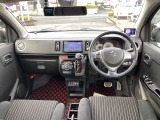 視界広々で運転しやすくロングドライブでも疲れを感じさせないすっきりとまとまったインパネ周りです。