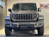 Jeep伝統の丸目のヘッドライトにセブンスロットグリル!一目でJeepだとわかります。