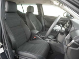 運転席のスペースはゆったりしていて、視界も広く確保されているので普段の運転からロングドライブまで快適です。