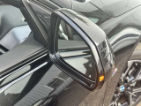追い越し車線上を急接近してくる車両を認識してミラー内側に組み込まれたインジケータを点滅させドライバーに警告します。注意喚起に気づかず、ドライバーがそのまま車線を越えた場合には車線維持をサポートします。