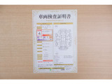【車両検査証明書】店頭にてクルマの状態が一目で分かる検査証明書を公開中。トヨタ認定検査員が厳しく査定し、状態を点数と図解で表示しています。修復歴はもちろん、傷やヘコミの箇所や程度がご確認いただけます。