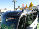 天井にはルーフレールが付いています。ここにキャリアを取り付けて荷物を載せることができますし、デザイン的にもとってもおしゃれ♪