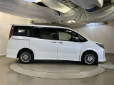 運転席側も電動のスライドドアとなってます。乗り降りや荷物の出し入れが楽になり便利です。
