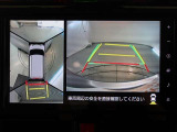 パノラミックビューモニター付きです。車両を上から見たような映像をモニター画面に表示。運転席からの目視では見にくい、車両周辺の状況をリアルタイムでしっかり確認できます。