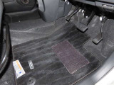 内装工程では、中古車を気持ちよくお乗りいただけるよう清掃しております。
