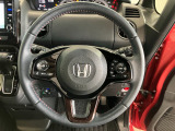 【誤発進抑制機能】うっかり防止!停車時や10キロ以下の低速走行時、前方の障害物を検知し、ドライバーがアクセルペダルを踏みこんだ場合の急加速を抑制します。音とメータ内表示で警告します。