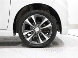 タイヤサイズは(165/55R15)で純正アルミホイールです。