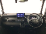 運転席は、大きな座面と包み込むような背もたれがドライバーの身体全体をしっかり支えます。上質なシート素材と座り心地のよいクッションを採用し、長時間の運転やコーナーの多い道も快適です