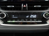 オートエアコンです。車内を設定温度に保ち、快適空間をキープします。